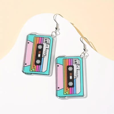 Een paar stijlvolle en minimalistische oorbellen met plastic hanger in de vorm van een cassettebandje, ontworpen in een minimalistische stijl, perfect voor muziek white