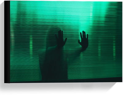 Canvas  - Schim van Vrouw achter Groen Glas - 40x30cm Foto op Canvas Schilderij (Wanddecoratie op Canvas)