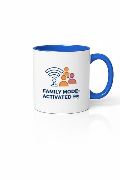 “Family Mode: Activated” 330ml Wit met Blauwe Koffiemok – Leuke Familie Quote – Perfect Cadeau voor Ouders & Gezinsliefhebbers
