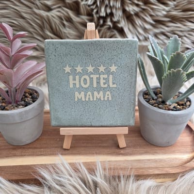 Robuust wenstegeltje – Hotel Mama – Grappig Cadeau & Decoratie – Hip trendy tegeltje – Tegeltje met Spreuk – Origineel cadeau – Wanddecoratie – Cadeau voor Nieuwe Woning, Housewarming of Gezinscadeau – Sfeervol en Persoonlijk - Vriend(in)