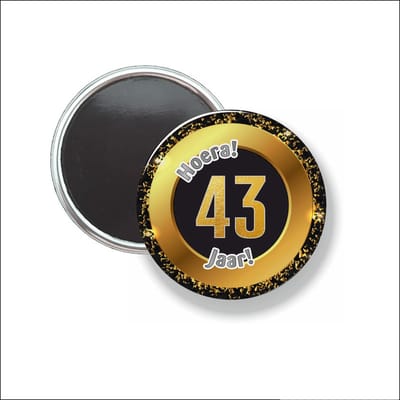 Button Met Magneet 58 MM - Hoera 43 Jaar - NIET VOOR KLEDING