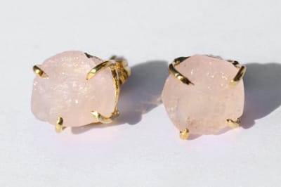 Bixorp Gems Rozenkwarts Chakra Oorbellen - Ruwe Edelsteen Knopjes - 18 karaat verguld Goud & Roestvrij Staal - Hart Chakra