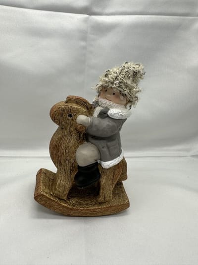 Kerstbeeldje jongen op hobbelpaard - taupe + gebreide mutsje - polyresin - 16x11x5cm - Kerstdecoratie