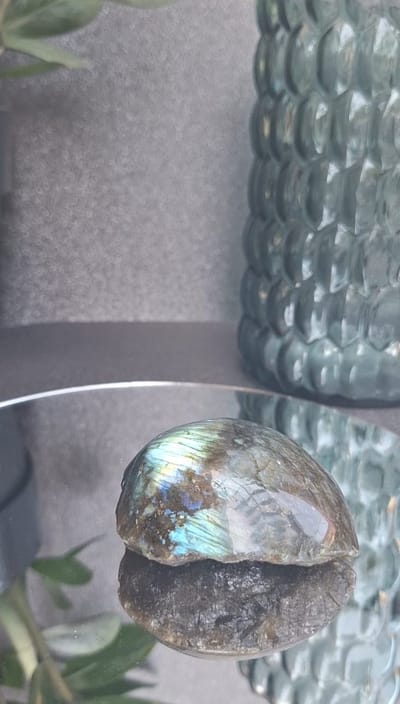 Healing Magic 777 - Edelstenen - Labradoriet half ruw half gepolijst - optimisme, emotionele heling, zelfvertrouwen - aura-versterking, intuïtie, spirituele communicatie -