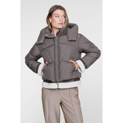 Geisha bruine dames jas   Capuchon hals   Regular fit   Steekzakken   Knoop- en ritssluiting   Lange mouw Bruin S