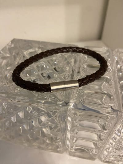 gevlochtern herenarmband bruin met magnetische sluiting | Make up | Parfum | Moederdag | Verjaardagscadeau| Cadeautje| Valentijnsdag| Kado | sieraden | vaderdag | oorbellen | oorsieraden