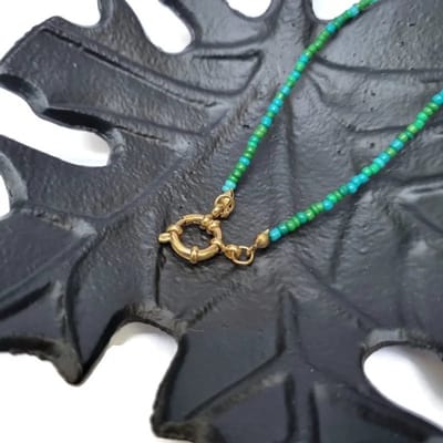 Aramat Jewels - Bedelketting - Handgemaakt blauwe en groene rocailles