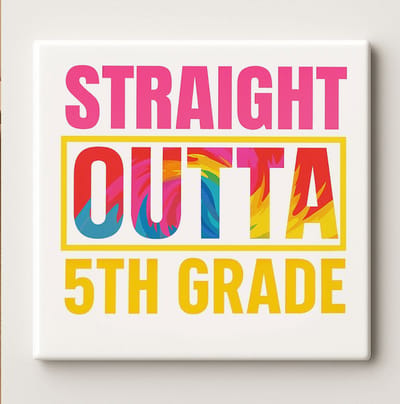 Straight Outta 5th Grade Afstudeer Tegel 15x15cm – Kleurrijke School Wanddecoratie, Leuk Cadeau voor Leerlingen en Kinderen bij Afscheid