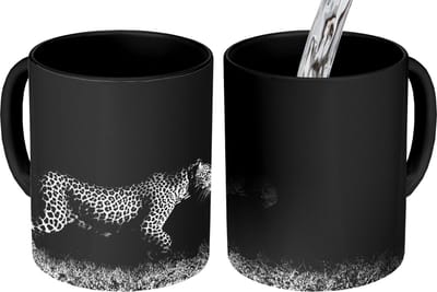 Magische Mok - Foto op Warmte Mokken - Koffiemok - Wilde dieren - Luipaard - Gras - Zwart - Wit - Magic Mok - Beker - 350 ML - Theemok