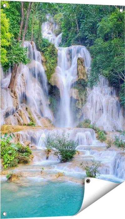 Gards Tuinposter Waterval in het Tropische Natuur - 60x90 cm - Tuindoek - Tuindecoratie - Wanddecoratie buiten - Tuinschilderij