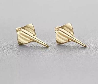 GoedeDoelen.Shop | Oorbellen Gold Manta Ray | Goudkleurige Oorbellen | Manta Rog Oorbellen | Oceans | Rog | Ocean Clean Up | Vissen Oorbellen | Oorstekers | Unisex Oorbellen | Wellness-House