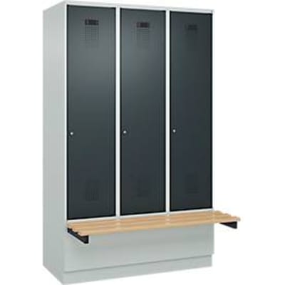 C+P Evolo Plus garderobekast, 3 vakken van elk 400 mm breed, sokkel, zwevende bank, B 1200 x D 815 x H 1950 mm, cilinder, lichtgrijs/antracietgrijs