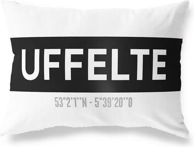 Tuinkussen UFFELTE - DRENTHE met coördinaten - Buitenkussen - Bootkussen - Weerbestendig - Jouw Plaats - Studio216 - Modern - Zwart-Wit - 50x30cm