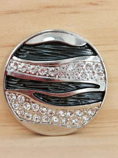 Magneet, broche, rond, zwart streep met strass steentjes, Zilverkleurig voor omslagdoek, sjaal en vest te sluiten. Veroorzaak geen gaatjes op stof.