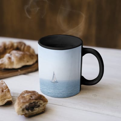 Magische Mok - Foto op Warmte Mokken - Koffiemok - Horizon - Zeilboot - Zee - Magic Mok - Beker - 350 ML - Theemok