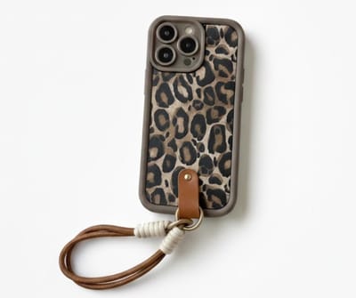 Bruin luipaard print telefoon hoesje met koord geschikt voor iPhone 14 Pro Max – backcover dames met panter dessin, afneembaar draagkoord en minimalistisch ontwerp