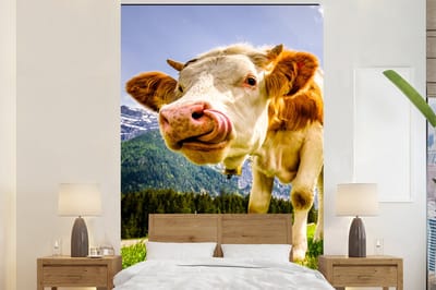 Behang - Fotobehang Koeien - Bergen - Gras - Landschap - Alpen - Breedte 180 cm x hoogte 280 cm