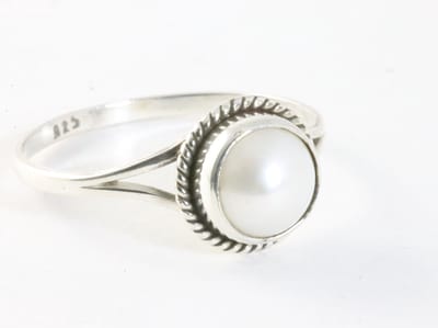 Fijne bewerkte ronde zilveren ring met parel - maat 19
