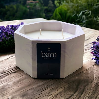 BAM Lavendel geurkaars met 4 wieken in een paars gemarmerd handmade potje - 80 branduren (545g) - cadeautip - geschenk - vegan