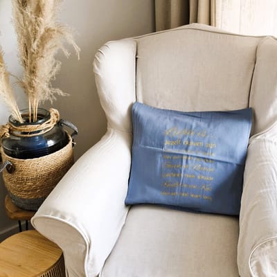 Kussenhoes Kussen met tekst bedrukt cadeau vriendin | liefde is | blauw met goud opdruk | 50x50 cm | verjaardag man vrouw huwelijk valentijn bruiloft vriend partner samenwonen samenlevingscontract