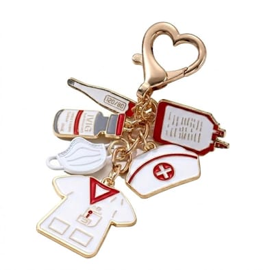 Goudkleurige verpleegkundige sleutelhanger metalen sleutelhanger dames met verpleegkundige en dokter bedels, hartvormige karabijnhaak en medische symbolen, decoratieve keychain voor sleutels en tas