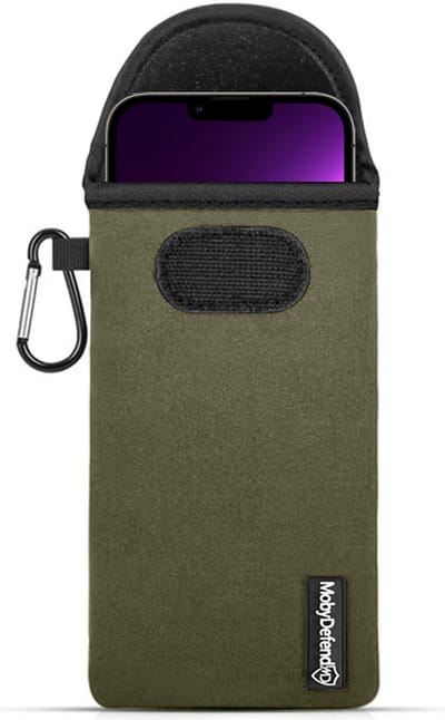 MobyDefend Hoesje - Geschikt voor iPhone 13 Pro Max - Neopreen Pouch Met Karabijnhaak - Insteek - Riemlus - Groen