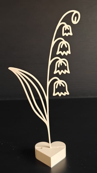 Geboortebloem Mei – Lelietje-van-dalen | Levensbloem beige op hartvormige standaard (22 cm)
