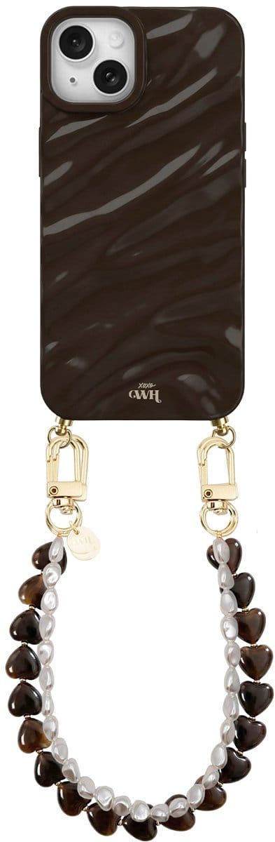 xoxo Wildhearts Brown Glaze telefoonhoesje met koord - geschikt voor iPhone 15 Plus - Sweetheart Brown & Pearls - Dream hoesje met telefoonkoord - Glimmende silicone case met plooien - Hartjesketting met korte parelketting - Bruin
