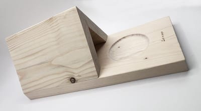 Boekenhouder met vak voor mok - Steigerhout (exclusief mok en boek)
