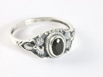 Fijne bewerkte zilveren ring met onyx - maat 16.5