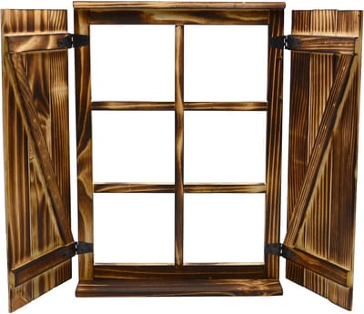 Decoratief raam met vensterluiken en gevlamd houten kozijn