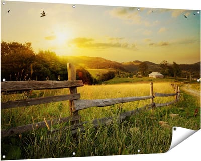 Gards Tuinposter Boerderij Hekken op het Grasveld - 150x100 cm - Tuindoek - Tuindecoratie - Wanddecoratie buiten - Tuinschilderij