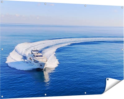 Gards Tuinposter Jachtboot op het Water in een Bocht - 150x100 cm - Tuindoek - Tuindecoratie - Wanddecoratie buiten - Tuinschilderij