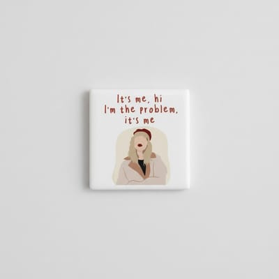 It’s Me, Hi – Grappige Zelfreflectie Quote Tegel 15×15 cm – Minimalistische Aesthetic Illustratie Keramische Wandtegel – Humoristisch Decor Cadeau