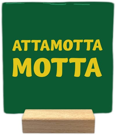 Attamotta motta - Keramische decoratie tegel - incl. houten presenteerblok