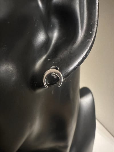Zilverkleurige oorstekers halve maantjes | Make up | Parfum | Moederdag | Verjaardagscadeau| Cadeautje| Valentijnsdag| Kado | sieraden | vaderdag | oorbellen | oorsieraden