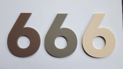 Huisnummer cijfer 6 plexiglas Creme kleur mat 20cm hoog