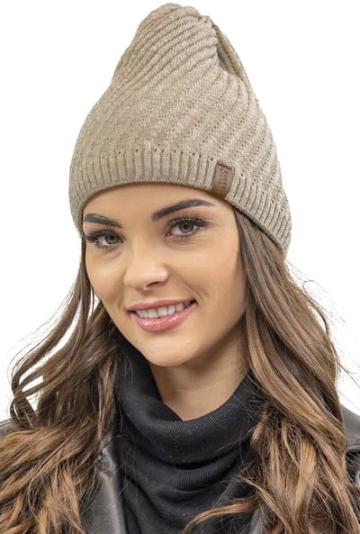 Vivisence Dames Wintermuts - Verlengd model met sierlijk breisel van warme garen - Zacht en behaaglijk draaggevoel met comfortabele pasvorm die beschermt en verwarmt tijdens koude winterdagen in de stad en onderweg - Beige