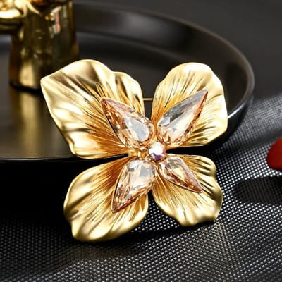 Nieuwe luxe zware industrie temperament kleine bloem broche niche design eenvoudig en voortreffelijk bloemendecor beige