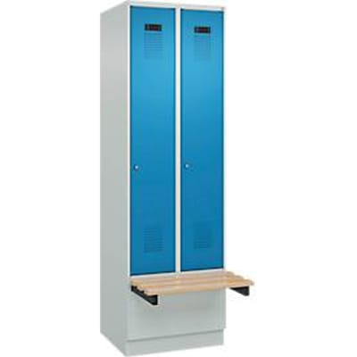 C+P Evolo Plus garderobekast, 2 vakken van elk 300 mm breed, sokkel, zwevende bank, B 600 x D 815 x H 1950 mm, cilinder, lichtgrijs/lichtblauw