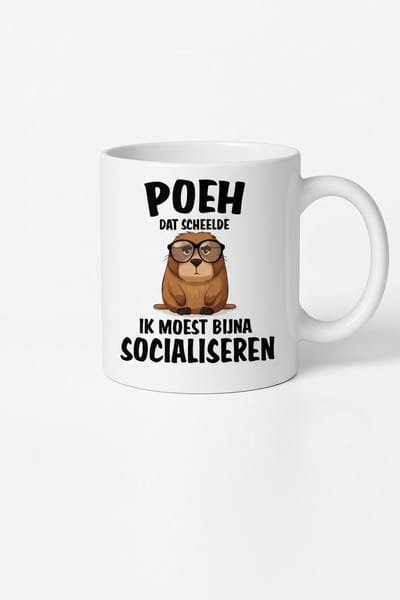 Poeh Dat Scheelde Socialiseren Mok 330ml – Witte Keramische Koffiemok met Grappige Nederlandse Introvert Kat Design – Humor Cadeau
