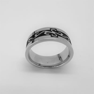 RVS ring maat 19 zilverkleur midden zwart coating met zilver motief. Deze ring is zowel geschikt voor dame of heer.