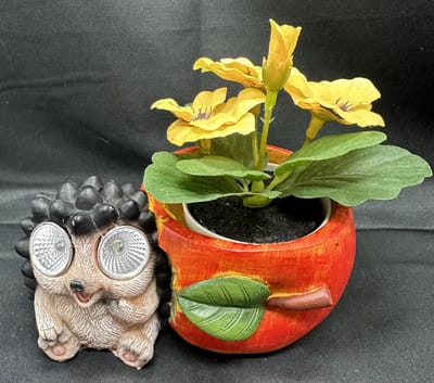 Polyresin solarlamp "Egel met bloempot" - meerkleurig - met 2 LEDs - Staand model - hoogte 8 x 14 x 13 cm - Exclusief bloempot - Tuindecoratie - Tuinverlichting
