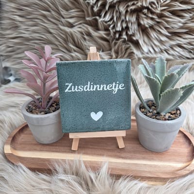Robuust Wenstegeltje – Zusdinnetje – 10x10 cm – Lief Cadeau voor Zus of Beste Vriendin – Stijlvolle Wanddecoratie met Betekenis – Trendy nu – Decoratief Tegeltje met Standaard – Cadeau Idee