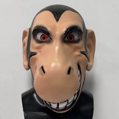 Angstaanjagende apenhoofd met slagtanden van latex, realistisch gorilla masker met roodoog en zwart haar One size fits all adults zwart