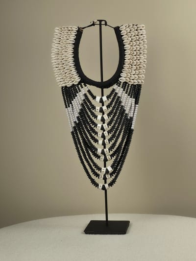 Blitzdeco - Schelpen Ketting op Standaard - Finn - Bohemian - Wit/Zwart - Handgeregen