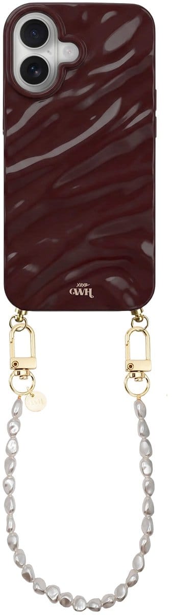 xoxo Wildhearts Glaze Cord Case Burgundy - Geschikt voor iPhone 17 - Pearlfection - Kort koord - Glimmend siliconen telefoonhoesje met plooien - Dream hoesje met koord - Parelketting - Telefoonkoord