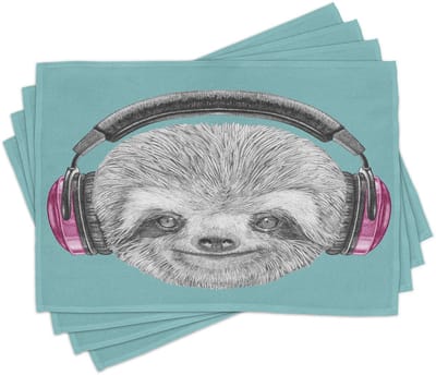 ABAKUHAUS Luiaard-placematten: DJ-luiaardportret met koptelefoons, een vrolijk, modern karakter en een vriendelijke glimlach; digitaal bedrukt op wasbare stof, tafeldecoratie voor in de keuken, fuchsiakleuren, teal en grijs