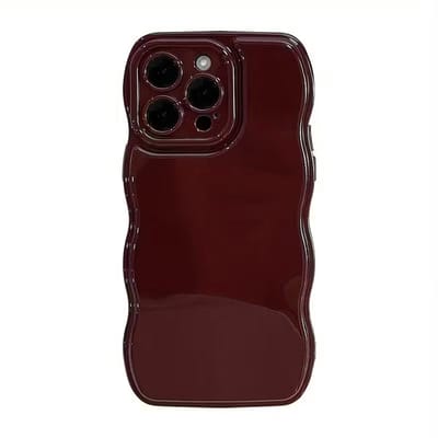 Bordeaux Rood Wavy Telefoonhoesje met Grip – Donkerrood TPU Case met Golvende Randen – Schokbestendig Beschermhoesje – Geschikt voor iPhone 13 en 14 – 4 season must haves®