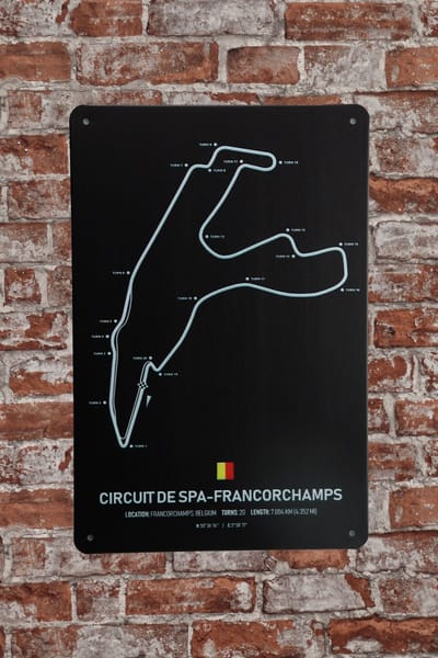 Wandbord – Circuit spa-francorcham - Metalen wandbord - Wandborden – Formule 1 - Metalen bord - Mancave - Mancave decoratie - Tekst bord - Retro - Metal sign - Bar decoratie - Decoratie - Metalen borden - Cadeau - UV bestendig - 20 x 30cm - Cave & Ga